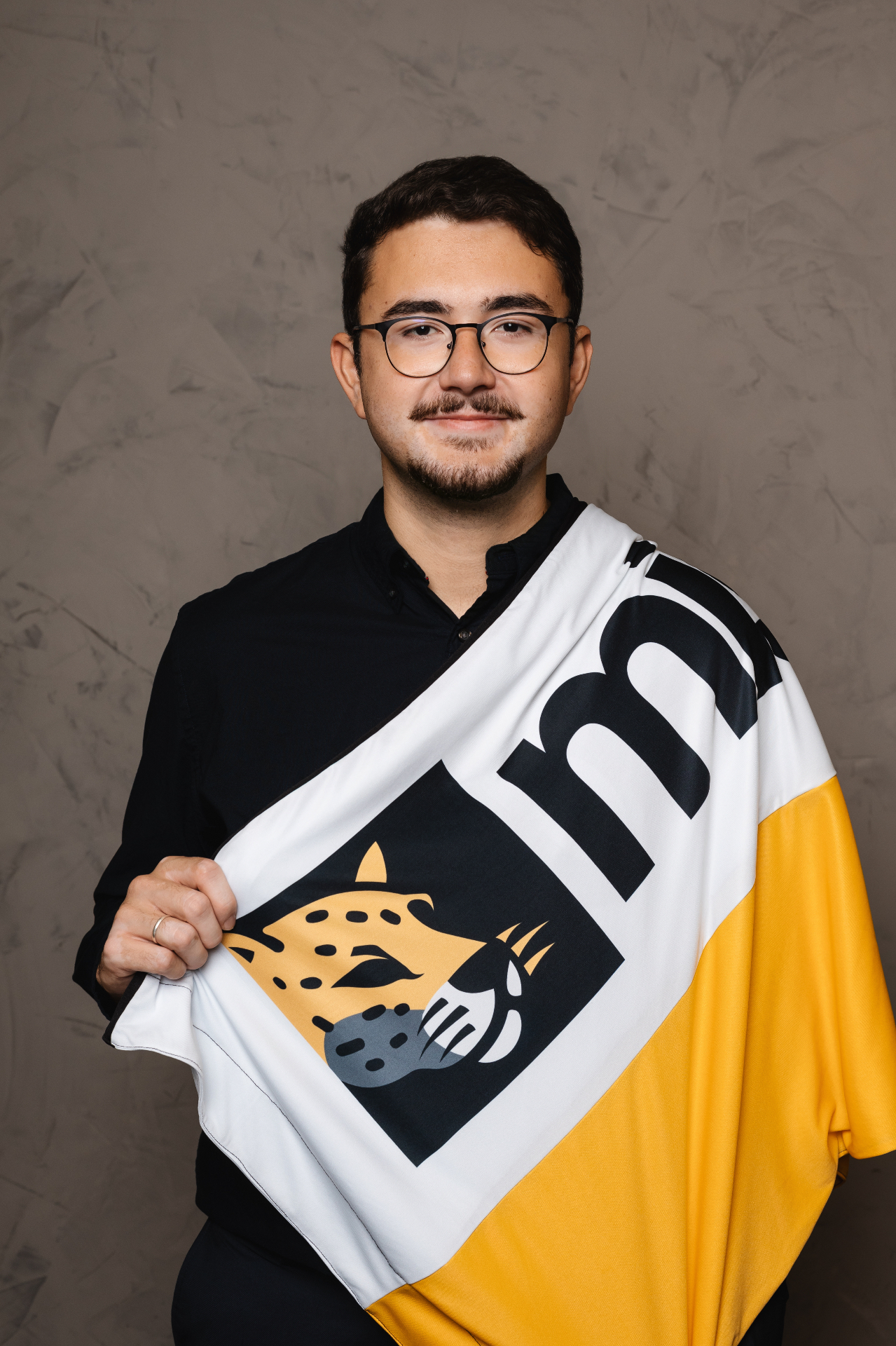 Gustavo Camillo segurando a bandeira do Partido Missão